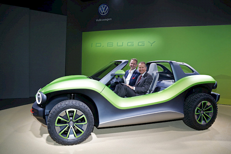 2019: Günther Schuh und VW-Chef Herbert Diess im ID.Buggy auf dem Genfer Autosalon