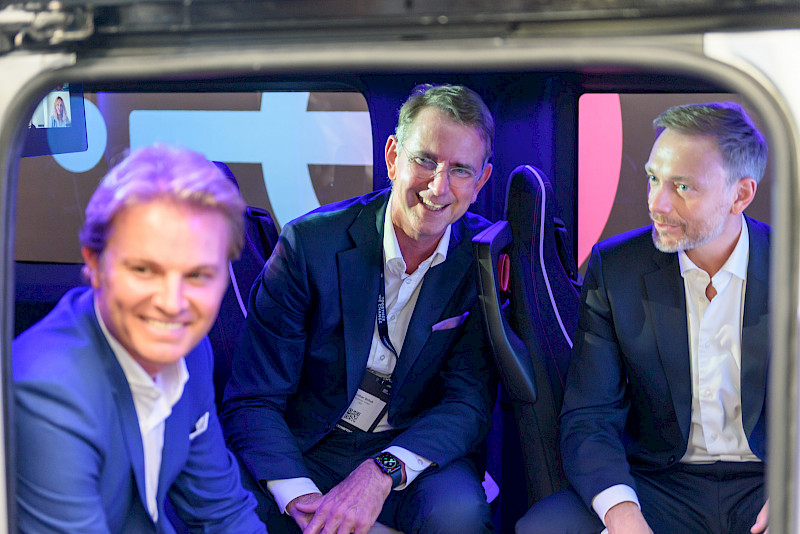 2022: Nico Rosberg, Christian Lindner und Günther Schuh im ersten Prototypen des Shuttles META auf dem Greentech Festival