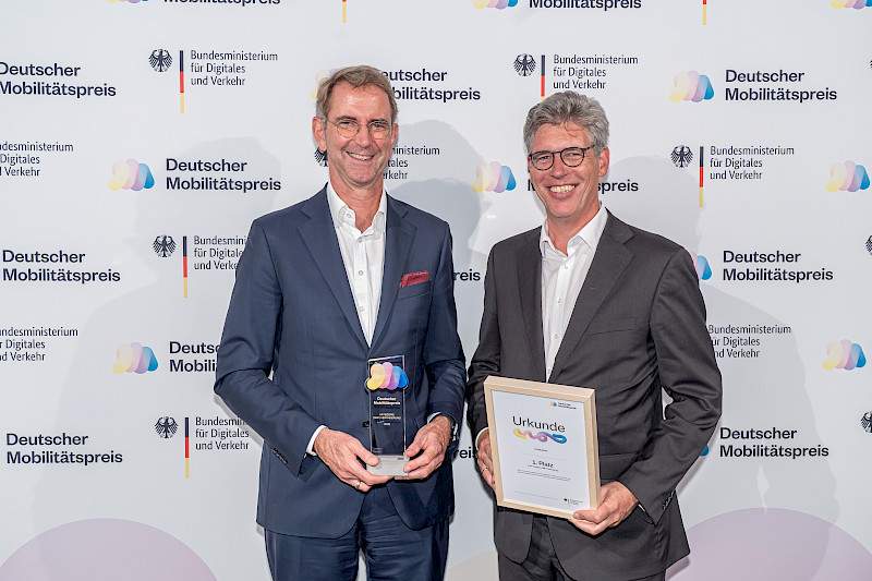 2022: Deutscher Mobilitätspreis für e.Volution | Günther Schuh und Marcel Philipp (CEO e.Mobility.Hub) nehmen den Preis entgegen